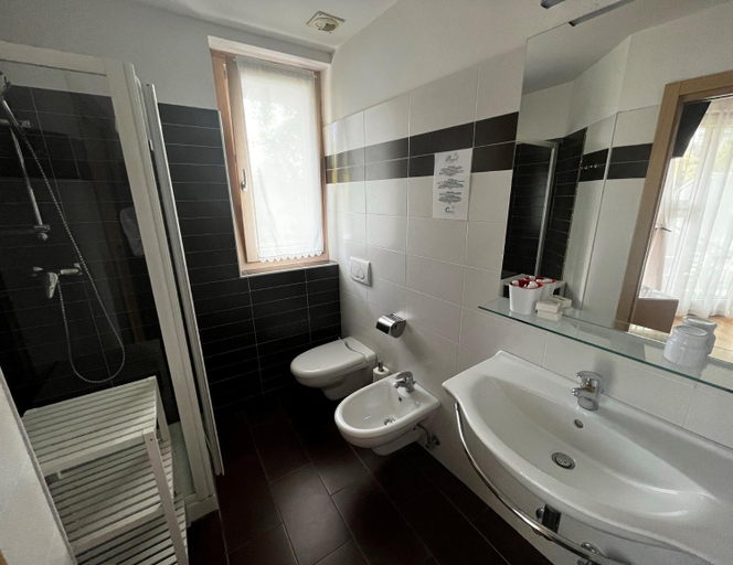 Bathroom 5, Hotel Oasi Wellness & Spa, Trento