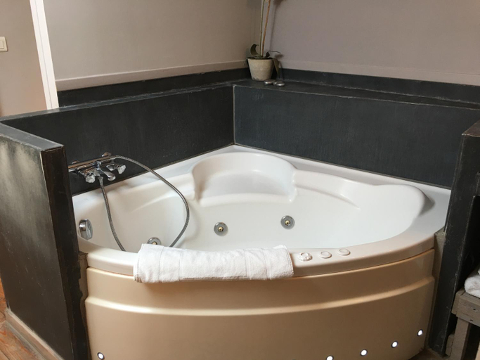 Bathroom 2, Interieurs-Cour, Alpes-Maritimes