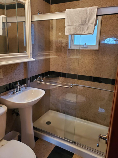 Bathroom 2, Golden Gate Lodging, Clinton