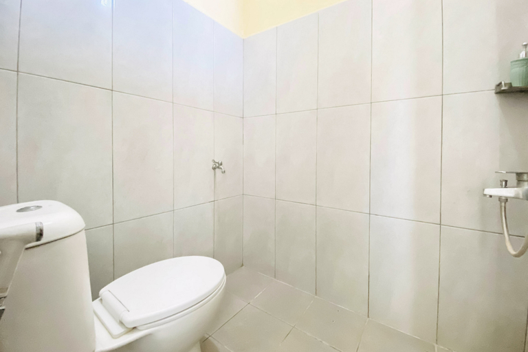 Bathroom 3, RedDoorz @ Shine Guest House Tebing Tinggi, Tebing Tinggi