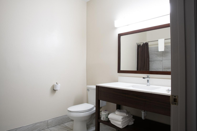 Bathroom 5, BlissPoint Inn & Suites, Grant