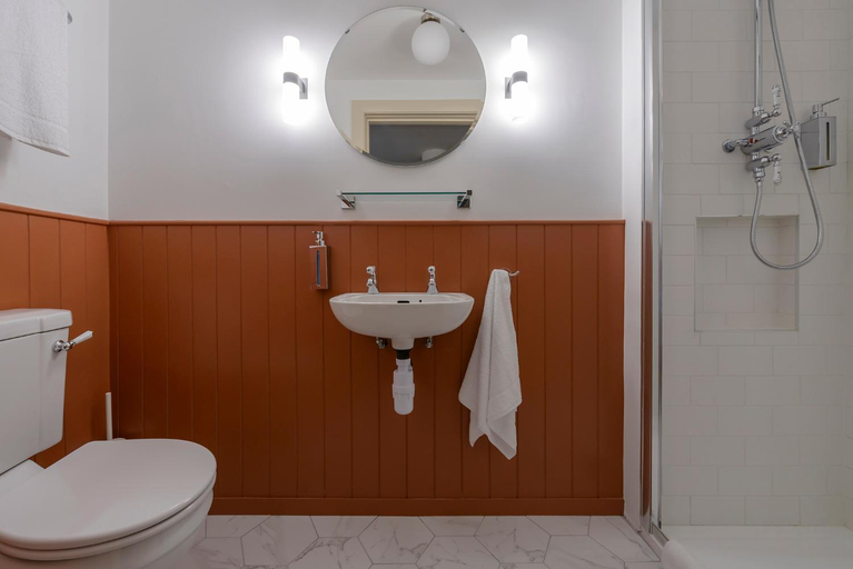 Bathroom 3, The Smugglers Inn