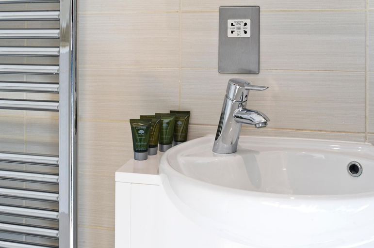 Bathroom, Red Lion Court by City2Stay, London