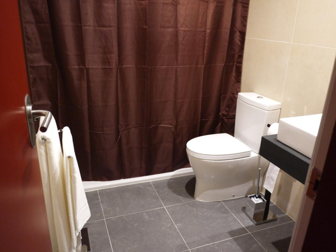 Bathroom 1, La Portuguesa Apartments, Alicante