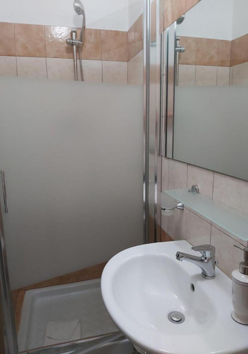 Bathroom 3, Isabel, Rome