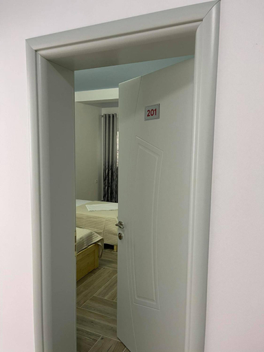 Others 5, The White Villa, Skraparit