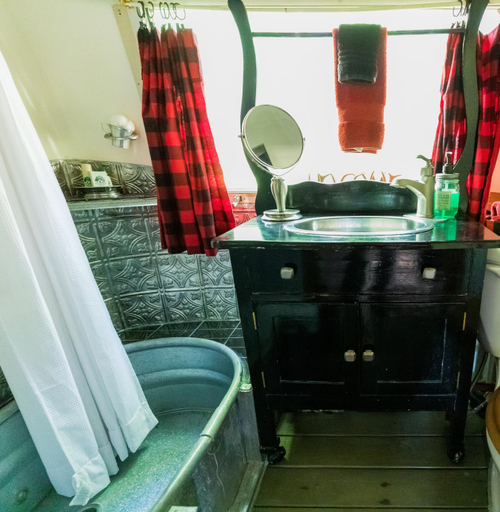 Bathroom 3, Country Woods Inn, Somervell
