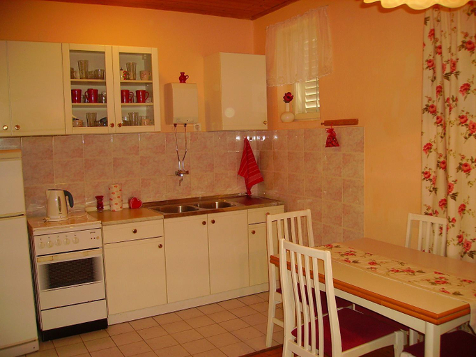 Others 4, Apartments 8512, Podgora