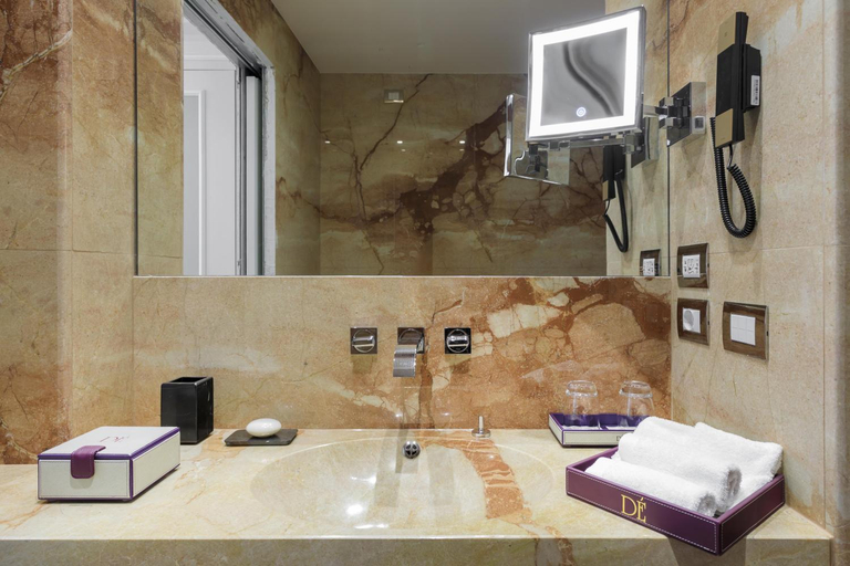 Bathroom 4, Grand Hotel Des Étrangers, Syracuse