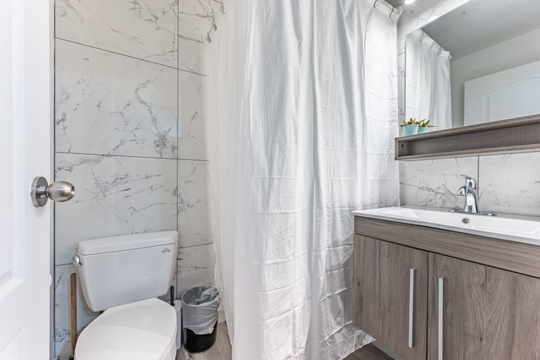 Bathroom, Kensington Place Aparthotel, Toronto