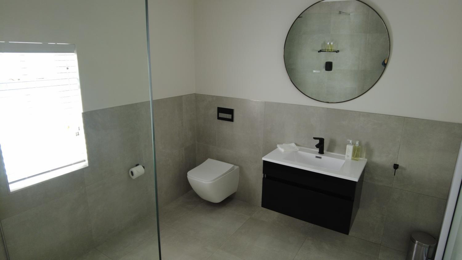 Bathroom 2, The Executive Bed and Breakfast, Buffalo City