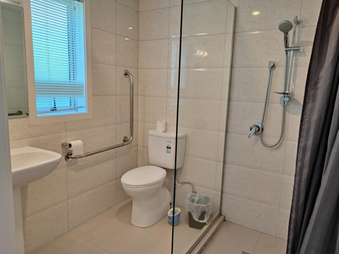 Bathroom 3, Phoenix Palm Motel, Waitakere