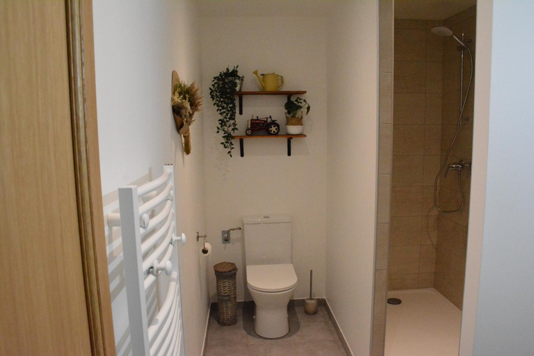 Bathroom 3, Les Nuits de Vieillespeze, Cantal