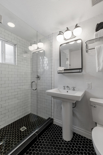 Bathroom 4, Spirit of Sofia, Riverside