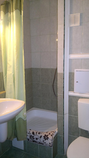 Bathroom 2, Victor Hugo Top Apartman, Budapesti