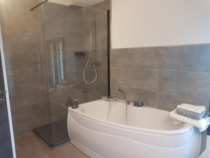 Bathroom 4, Mas Des Fugueyrolles, Vaucluse