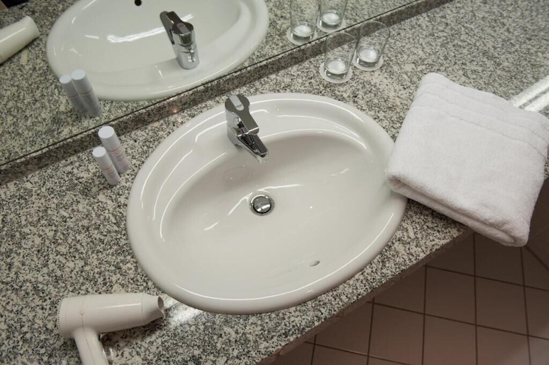 Bathroom 4, Hotel Motorsport Arena, Börde