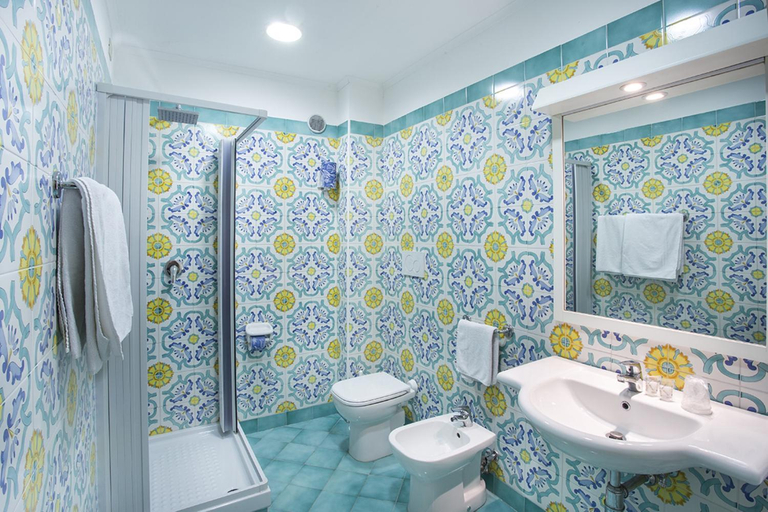 Bathroom 5, Hotel Ascot, Napoli