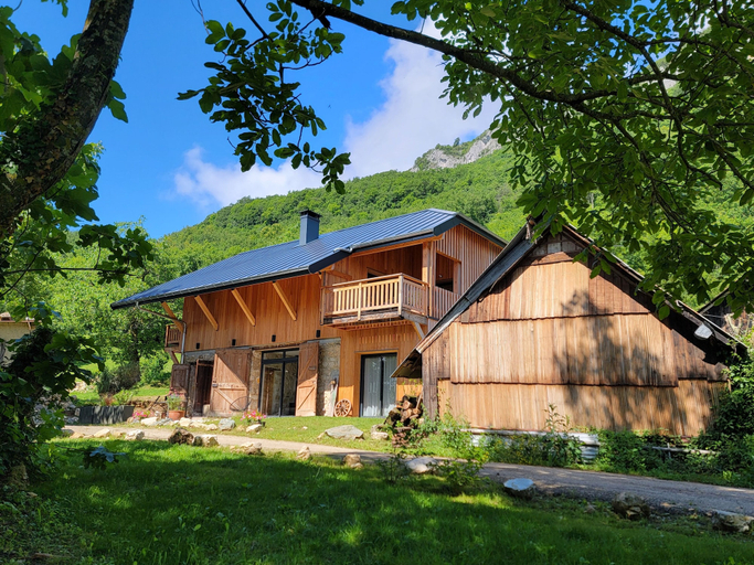 Exterior & Views