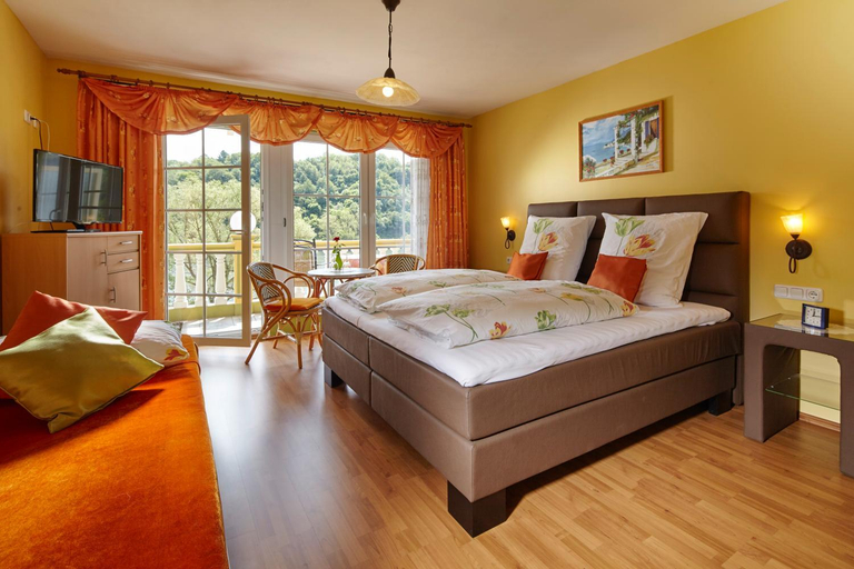 Bedroom 3, Panorama Hotel & Restaurant, Bernkastel-Wittlich