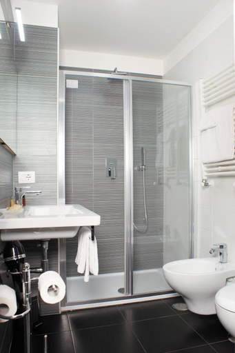 Bathroom 4, Hotel Leopardi Pomigliano, Napoli