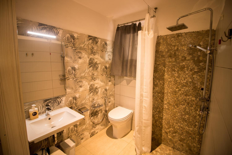 Bathroom 2, Clori, Viterbo