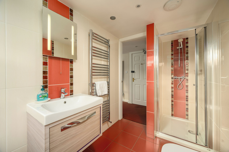Bathroom 5, Adam Drysdale House, Edinburgh