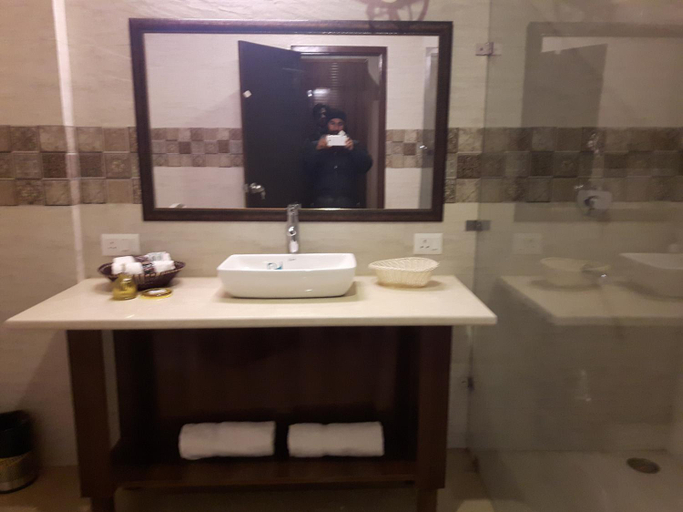 Bathroom 4, Maple Leaf Hotel, Sahibzada Ajit Singh Nagar