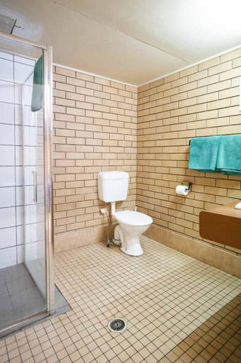 Bathroom 3, Grand Hotel Motel, Belyando