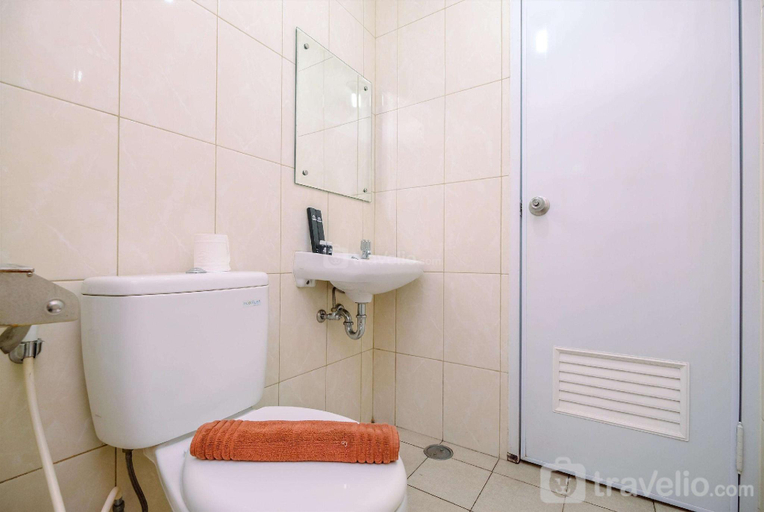 Bathroom 2, Furnished 3BR at Springlake Summarecon By Travelio, Bekasi