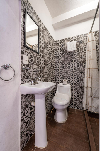Bathroom 3, Santiago, Mérida