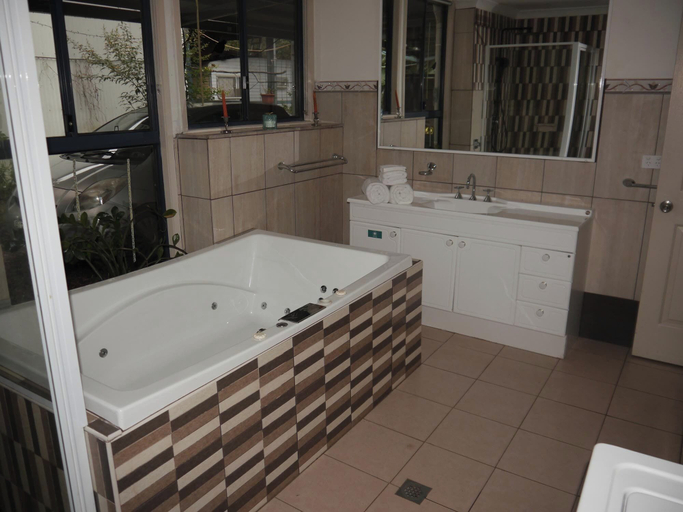 Bathroom 3, Quandong Valley Inn, Lismore - Pt B