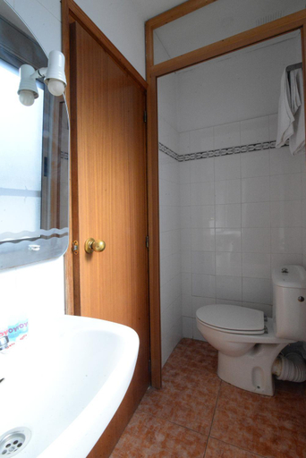 Bathroom 3, Pension Fortea, Zaragoza