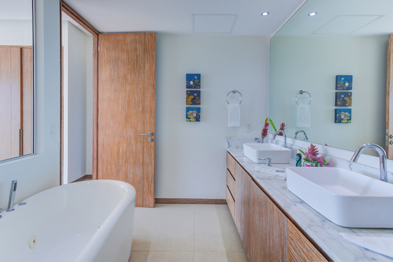 Bathroom 4, Península Beachfront Residences, Compostela