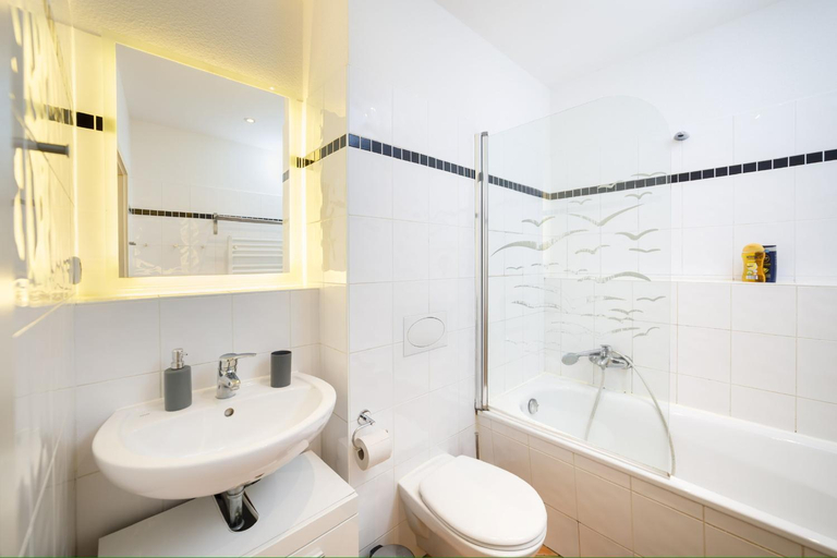 Bathroom 2, Great Central City Apartments Mitte Museumsinsel, Berlin