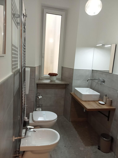 Others 5, Fenix Rooms, Trieste