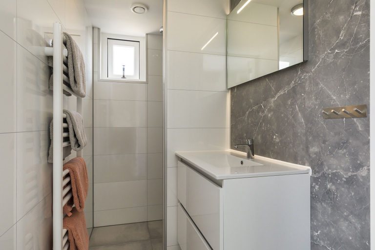 Bathroom 5, Parkzicht Apartementen, Bergen