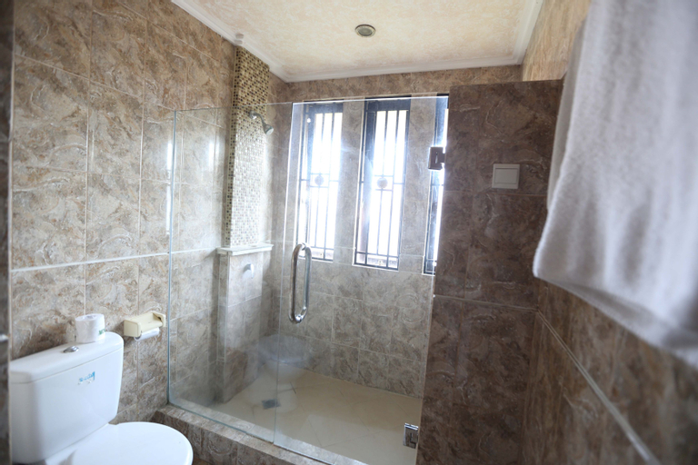 Bathroom 16
