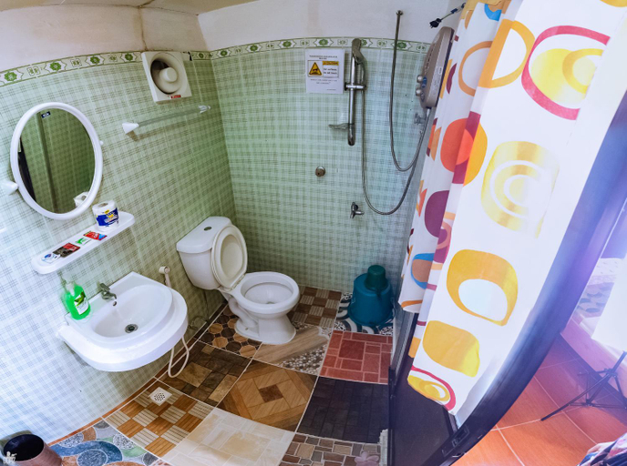 Bathroom 3, APO PENSION HOUSE, Coron