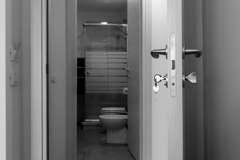 Bathroom 2, Suite Eleven, Genova