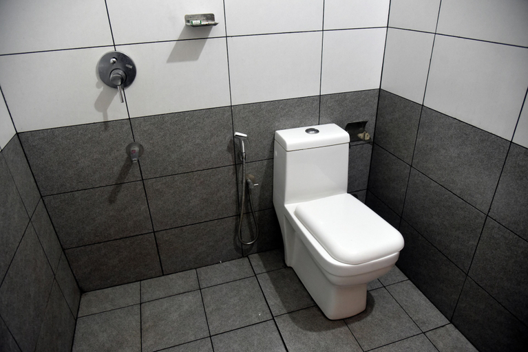 Bathroom 3, Aloha Homestay, Thiruvananthapuram