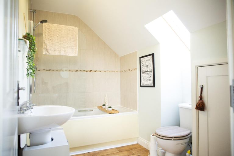 Bathroom 2, Cosy Cotswold Holiday Cottage, Warwickshire