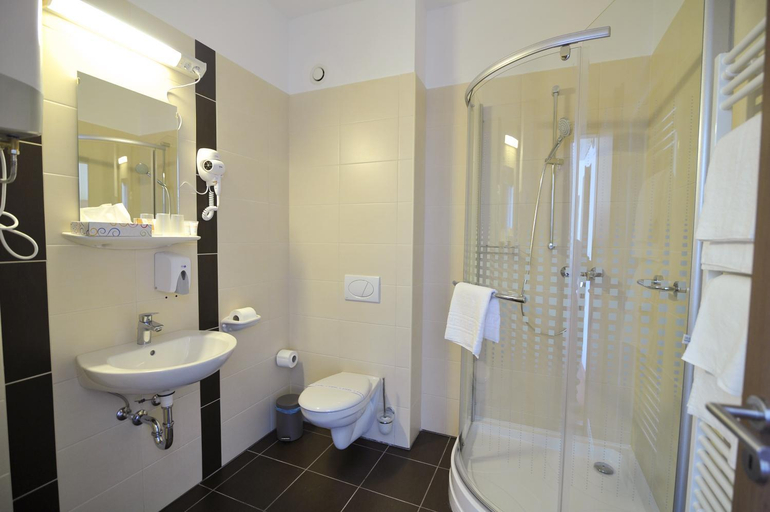 Bathroom 3, Centrooms Eger, Eger