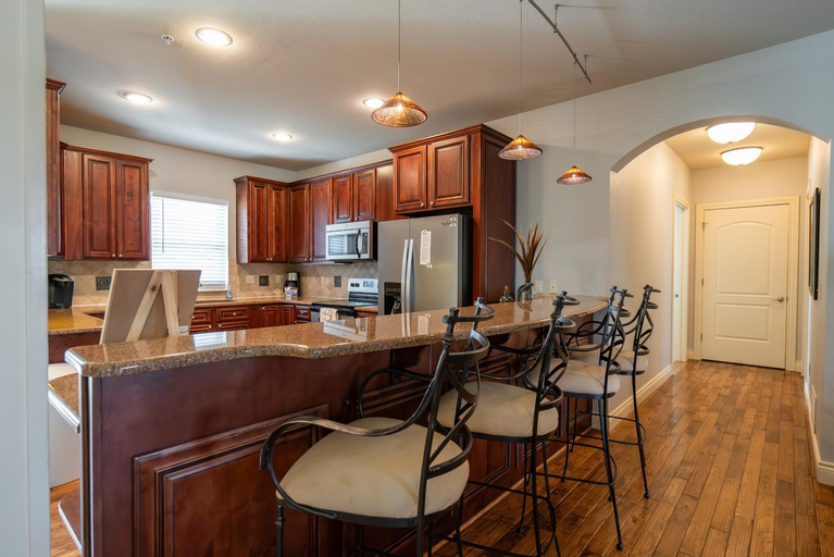 4BD WALK-IN Villa - Large Deck - Golf Course - Pool - FREE ATTRACTION TICKETS INCLUDED - V120, Taney