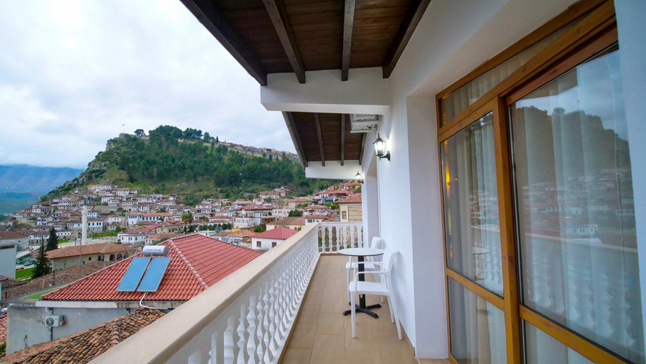Others 3, Vila Malasi, Beratit