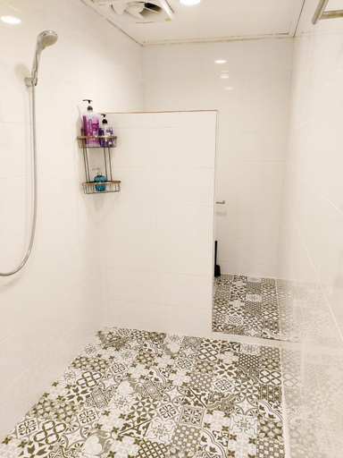 Bathroom, Real Bangkok Guesthouse. Live like a real local., Pathum Wan
