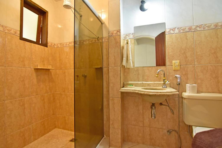 Bathroom 3, Velejador Hotel, a 5 minutos do Centro Historico, com estacionamento!, Parati