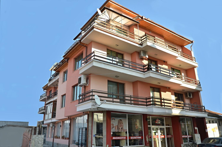 Exterior & Views