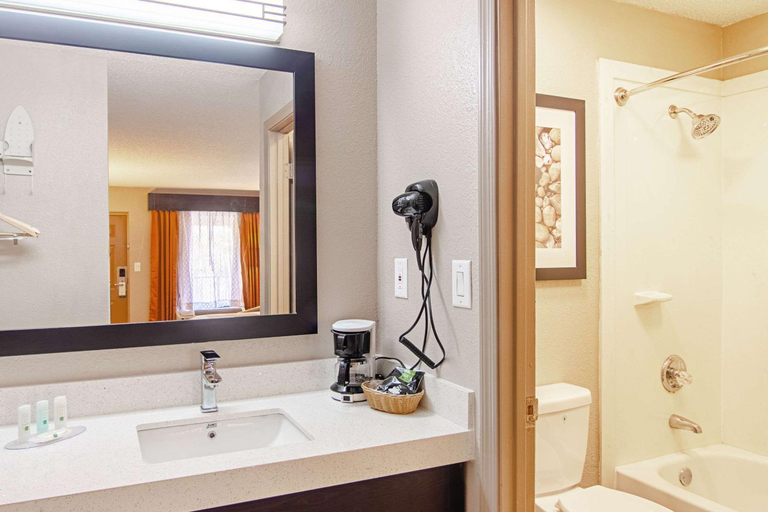 Bathroom 4, Quality Inn VIlla Rica, Carroll