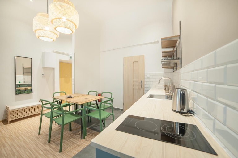 Kitchen 5, Dizzy Daisy Downtown Apartments, Kraków City